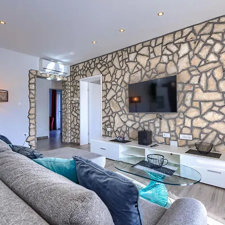 Veronica By Interhome Labin